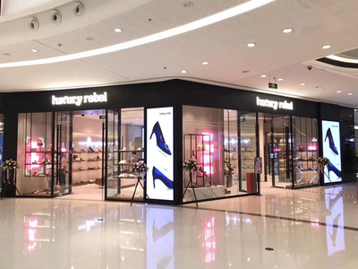 欧美luxury rebel鞋子专卖店P3室内显示屏品牌连锁
