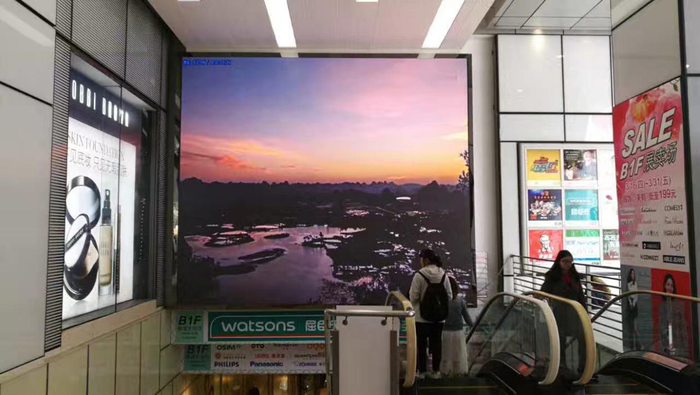 成都市群光广场两块90平方户内P2.5全彩LED显示屏